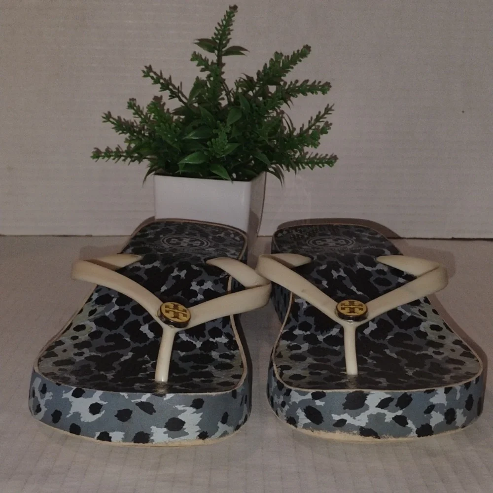 Tory Burch Leopard Print Sandals. Womens size 8. Cream & Black in color. - Picture 12 of 12